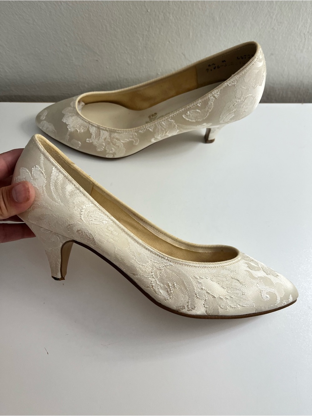 Vintage Coloriffics Ivory Floral Brocade Kitten Heels Size 6.5